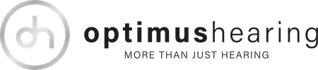 Logo optimushearing in schwarz und silber auf transparentem Hintergrund.